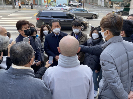 정청래 더불어민주당 의원은 지난 11월 25일 서울 조계사를 찾아 문화재관람료를 통행세로 지칭했던 자신의 발언을 사과하고자 했으나, 종단 측으로부터 출입을 거부당했다. <연합뉴스>